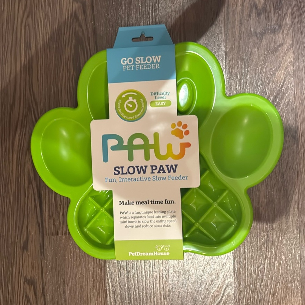 Paw shaped slow feeder